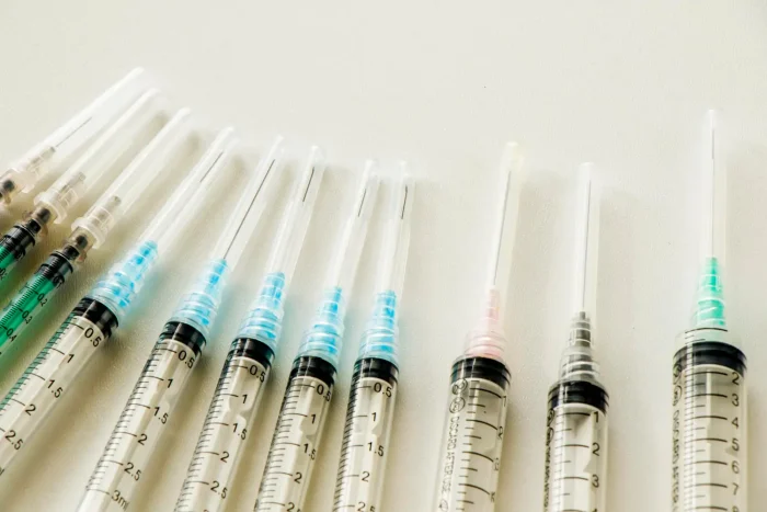 Different syringes lined up beside each other.